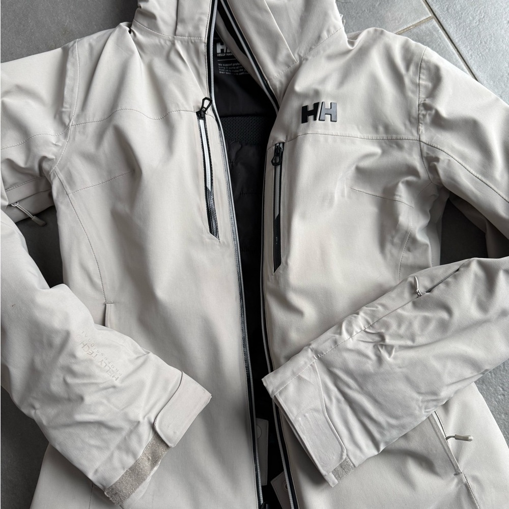 Helly Hansen Women's Ski Jacket in Light Gray